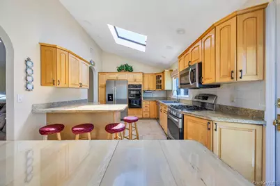25 Laurel Place, Bethpage, NY 11714 - Photo 7