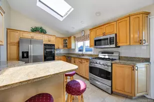 25 Laurel Pl, Bethpage, NY 11714 - Photo 3