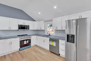 85 Hawthorne St, Selden, NY 11784 - Photo 13