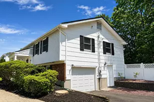 27 Wedgewood Dr, Coram, NY 11727 - Photo 3