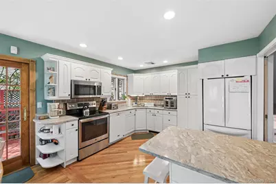 318 Lakeshore Boulevard, Massapequa Park, NY 11762 - Photo 7