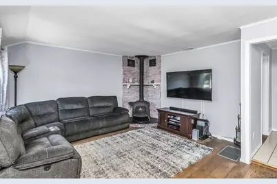 173 N Kings Avenue, Massapequa, NY 11758 - Photo 5