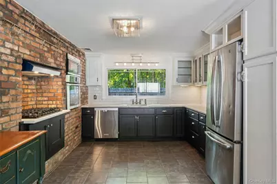 29 Squiretown Road #D, Hampton Bays, NY 11946 - Photo 11