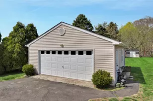 22 Donna Dr, Calverton, NY 11933 - Photo 3