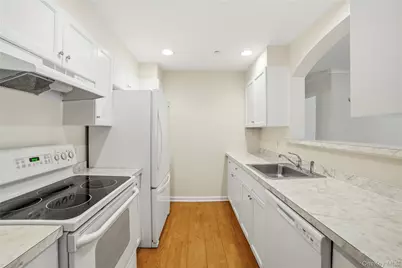 100 Woodcrest Lane #112, Mount Kisco, NY 10549 - Photo 5