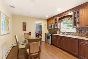 7 Lawrence Ct, Syosset, NY 11791 - Photo 13