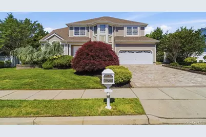 15 Boxwood Lane, Farmingdale, NY 11735 - Photo 1