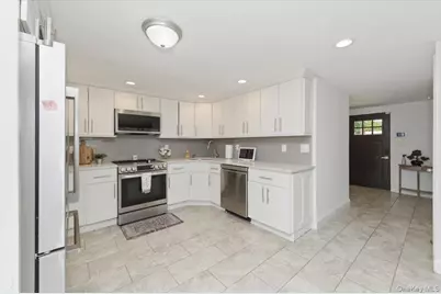 10 Rutgers Road, Farmingville, NY 11738 - Photo 9