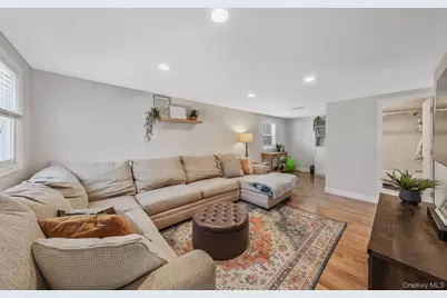 135 Texas Street, Lindenhurst, NY 11757 - Photo 9