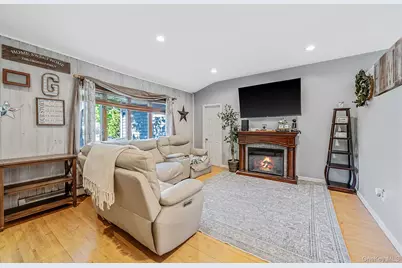 5 Megan Court, Bellport, NY 11713 - Photo 3