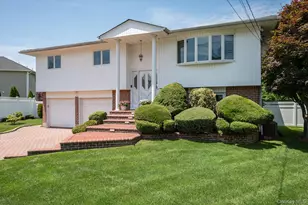 1 Eliot Ct, Syosset, NY 11791 - Photo 3