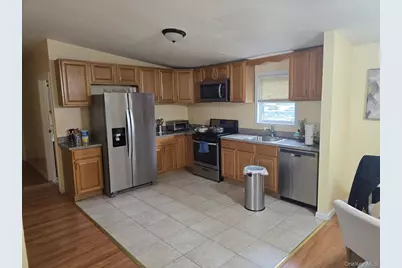 1095 Pinebrook Court, West Hempstead, NY 11552 - Photo 5