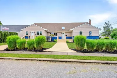 86 Edmore Lane N, West Islip, NY 11795 - Photo 1