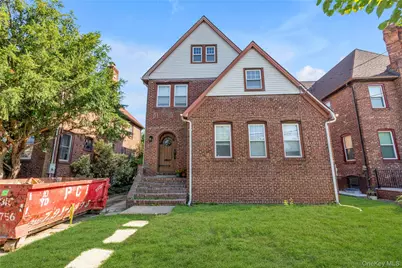 89 Trafalgar Square, Lynbrook, NY 11563 - Photo 1