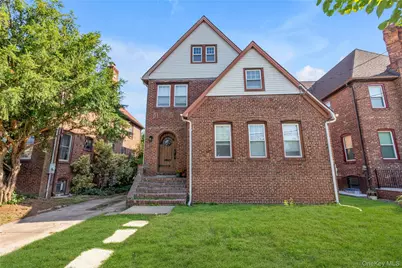 89 Trafalgar Square, Lynbrook, NY 11563 - Photo 1