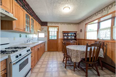 9 Johnson Place, Lindenhurst, NY 11757 - Photo 5