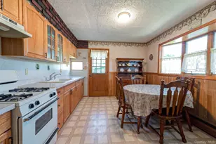 9 Johnson Pl, Lindenhurst, NY 11757 - Photo 5