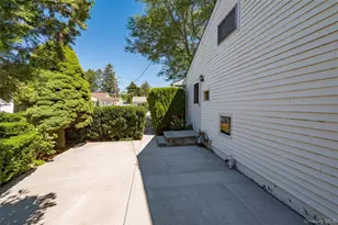 9 Johnson Pl, Lindenhurst, NY 11757 - Photo 13