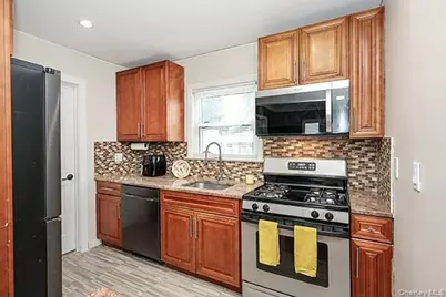 194 Holly Avenue, Hempstead, NY 11550 - Photo 11