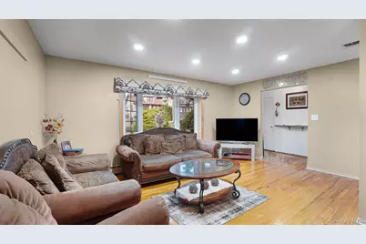 54 E Maujer Street, Valley Stream, NY 11580 - Photo 5