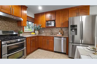 54 E Maujer Street, Valley Stream, NY 11580 - Photo 7