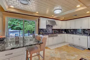 33 Country Village Ln, Manhasset Hills, NY 11040 - Photo 11