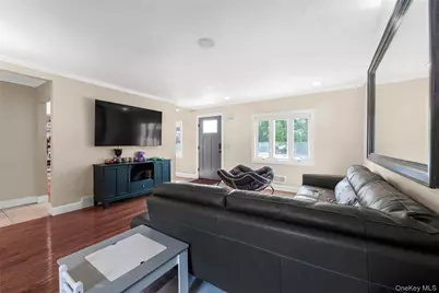 10 Garden Court, Carle Place, NY 11514 - Photo 3