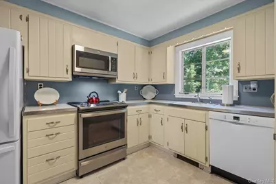 51 Laurel Drive, Mount Kisco, NY 10549 - Photo 11
