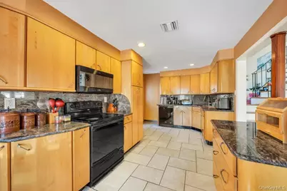 3 Avelaine Court, Babylon, NY 11702 - Photo 9