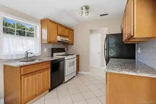 532 Race Pl, Oakdale, NY 11769 - Photo 11