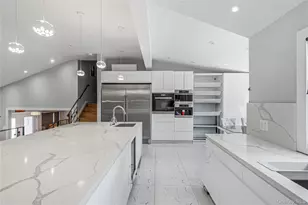 31 Sutton Hill Ln, Manhasset Hills, NY 11040 - Photo 13