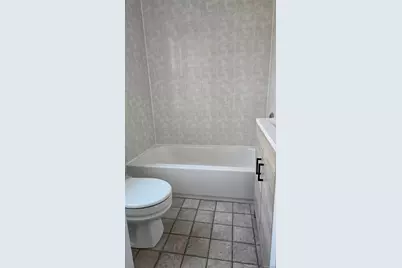 91 Wyman Avenue 1st Floor Rear - Apt #2, Huntington Station, NY 11746 - Photo 5