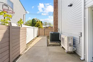 1059 Denton Ave, Manhasset Hills, NY 11040 - Photo 9