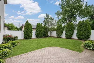 8 May Court, West Hempstead, NY 11552 - Photo 25