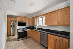 8 May Ct, West Hempstead, NY 11552 - Photo 13