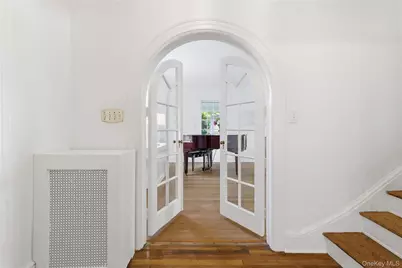 210 Demott Avenue, Rockville Centre, NY 11570 - Photo 7