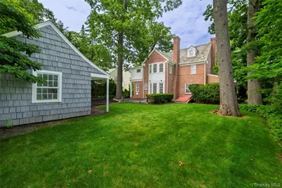 210 Demott Avenue, Rockville Centre, NY 11570 - Photo 21
