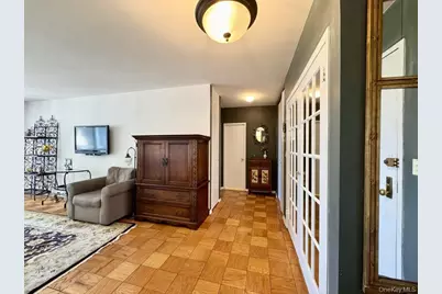 27110 Grand Central Parkway #6Y, Floral Park, NY 11005 - Photo 3