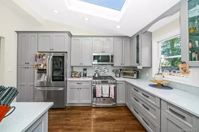 9 Wayne Place, Commack, NY 11725 - Photo 13