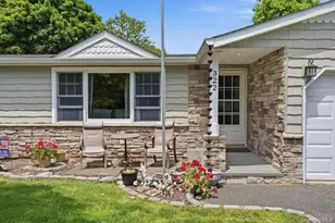 322 Columbia St, Holbrook, NY 11741 - Photo 3