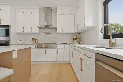 24 Middle Lane, Westbury, NY 11590 - Photo 15