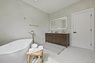 24 Middle Lane, Westbury, NY 11590 - Photo 31
