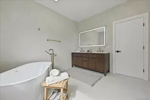 24 Middle Ln, Westbury, NY 11590 - Photo 31