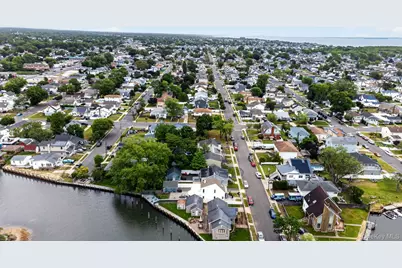 228 W Clearwater Road, Lindenhurst, NY 11757 - Photo 27