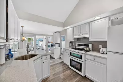 228 W Clearwater Road, Lindenhurst, NY 11757 - Photo 9