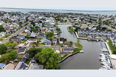 228 W Clearwater Road, Lindenhurst, NY 11757 - Photo 25