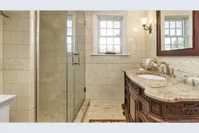 21 Bayview Avenue, Great Neck, NY 11021 - Photo 9
