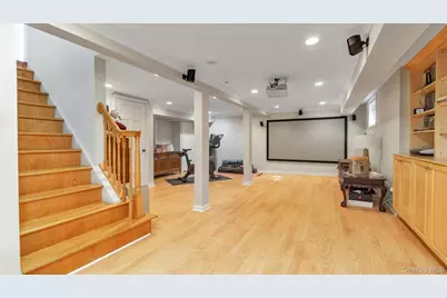 21 Bayview Avenue, Great Neck, NY 11021 - Photo 25