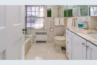 21 Bayview Avenue, Great Neck, NY 11021 - Photo 23