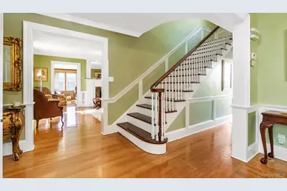 21 Bayview Avenue, Great Neck, NY 11021 - Photo 3